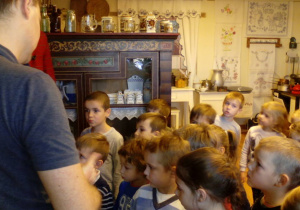 Dzieci oglądające przedmioty codziennego użytku.